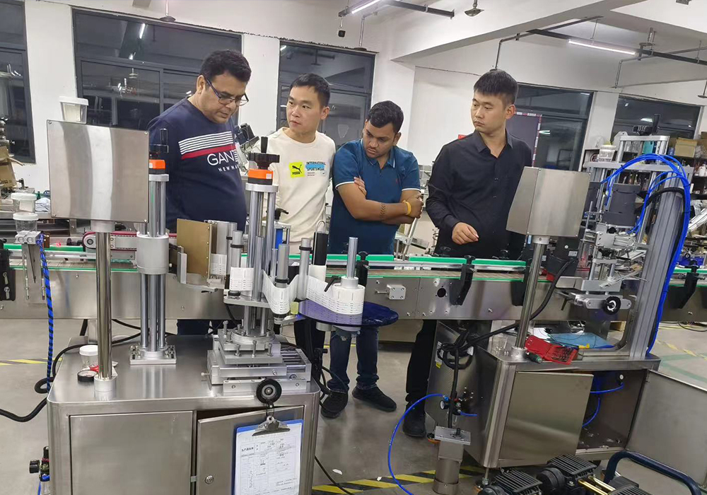 Customers view the fully automatic side labeling machine they ordered at the factory