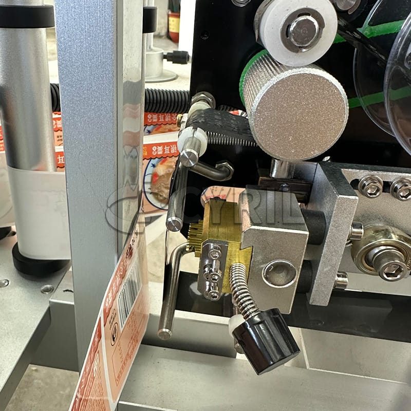 Desktop positioning labeling machine