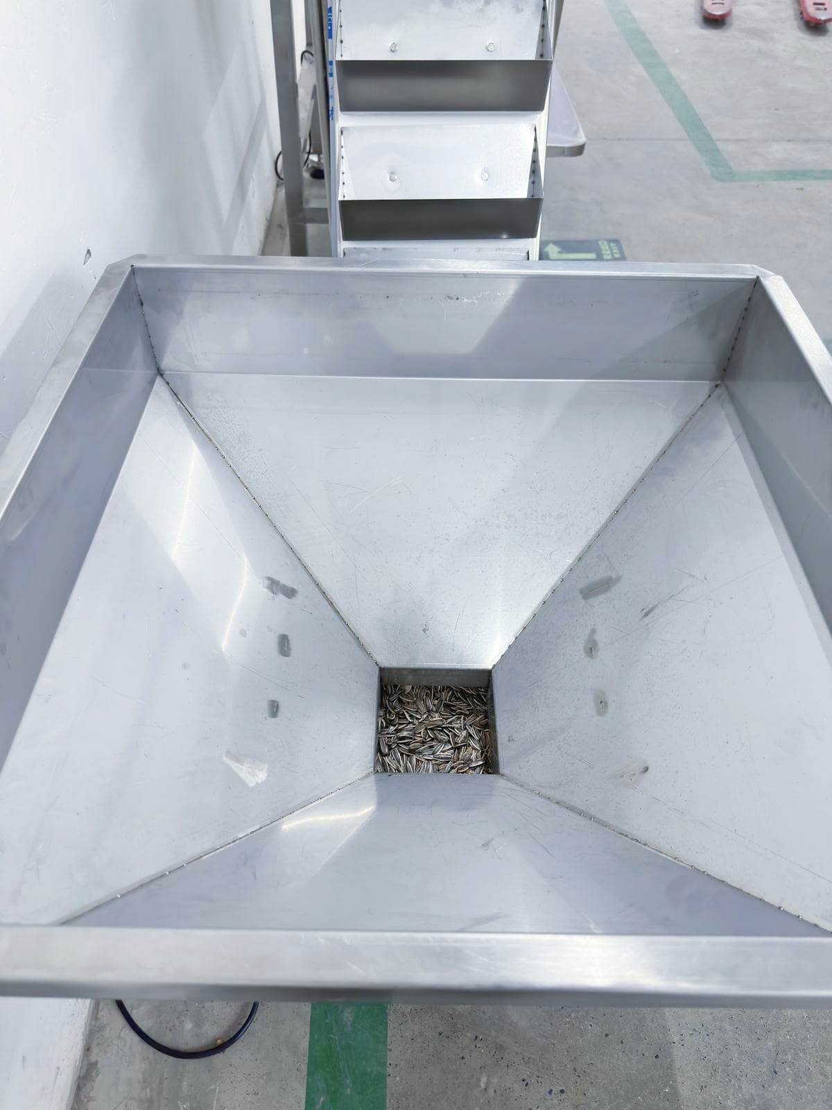 Four-head weighing granule filling machine