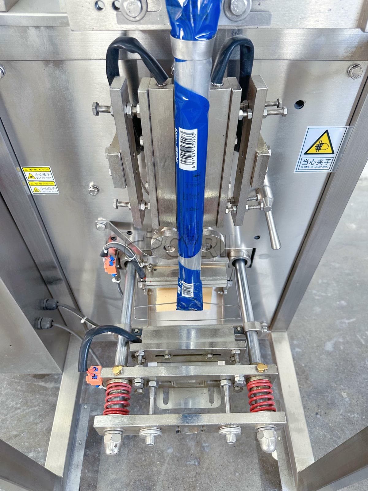 Powder packaging machine+tilt pusher