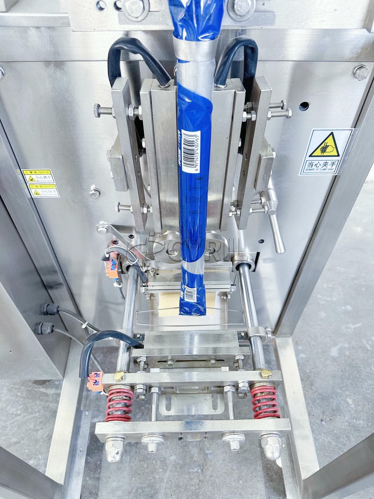 Powder packaging machine+tilt pusher