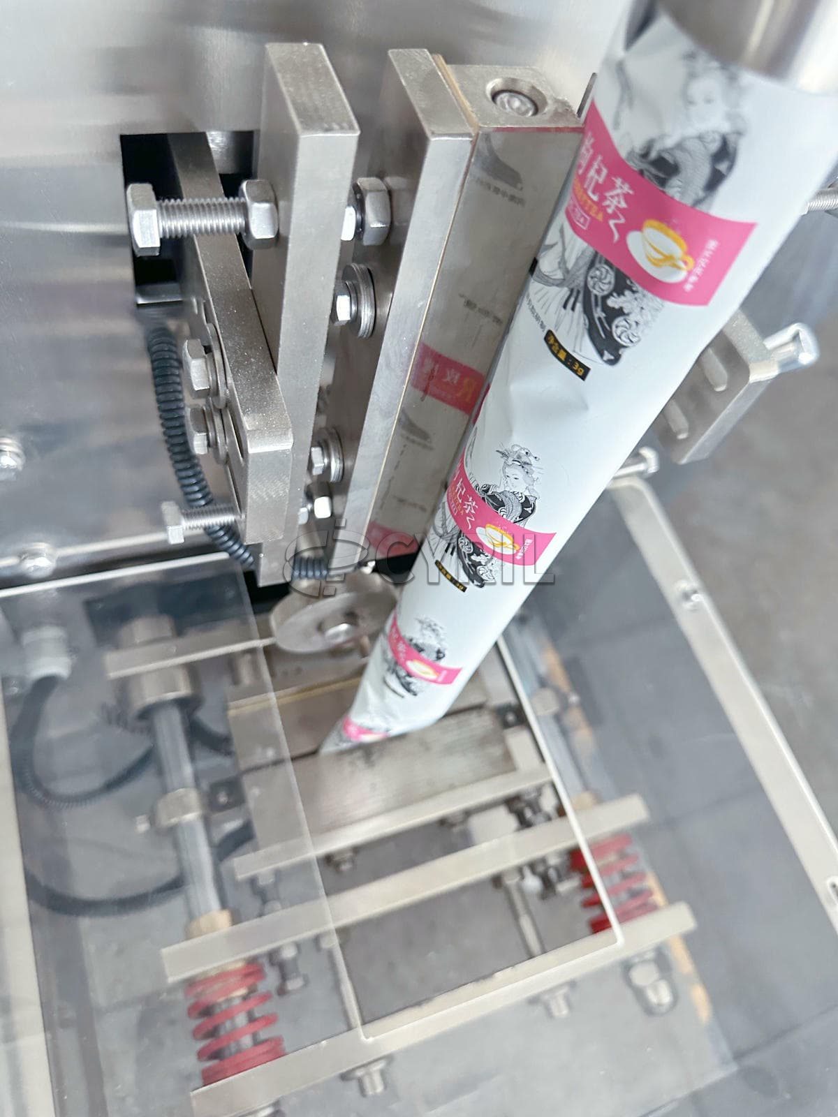 Powder packaging machine + inclined push