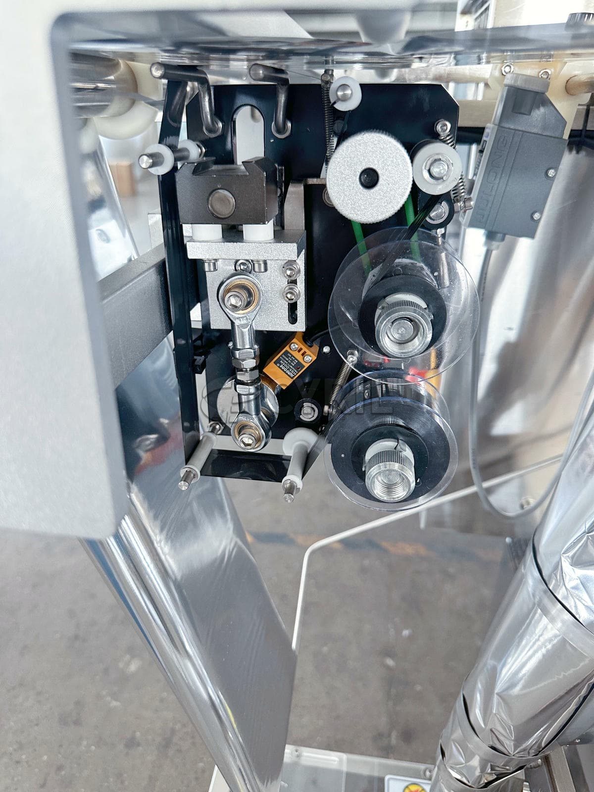 Powder packaging machine + reflective film