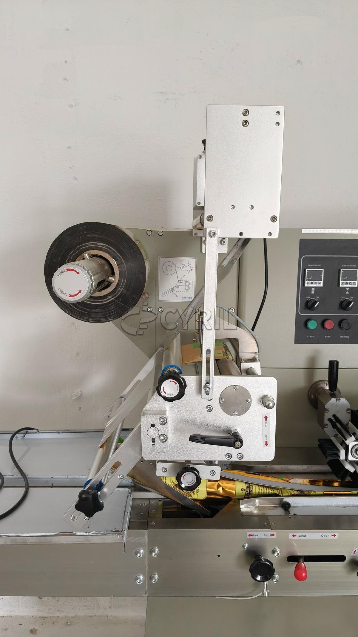 Pillow packaging machine + upper paper feeding + brush