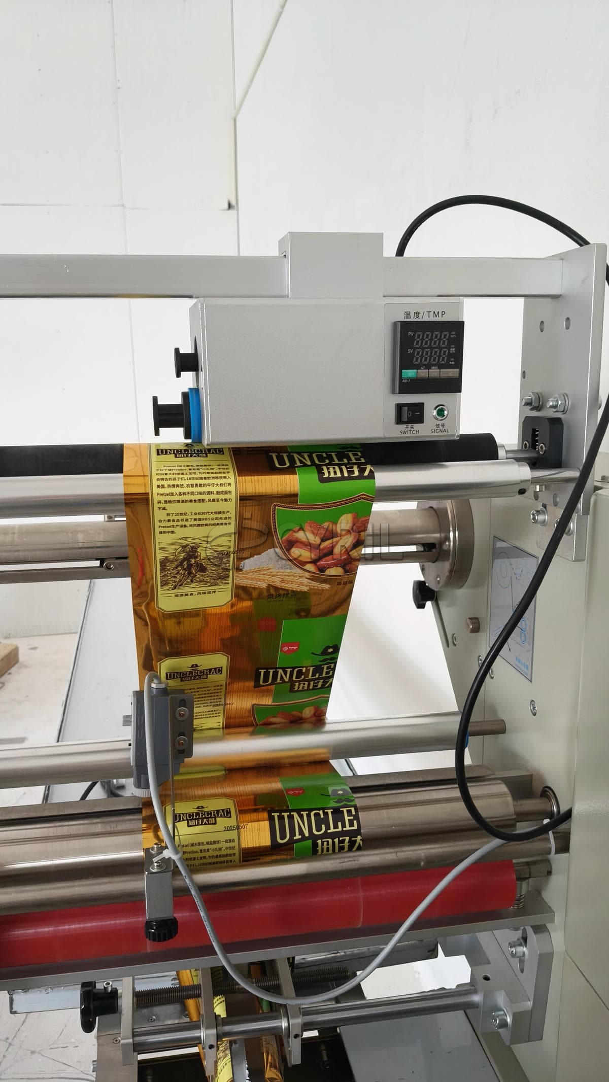 Pillow packaging machine + upper paper feeding + brush