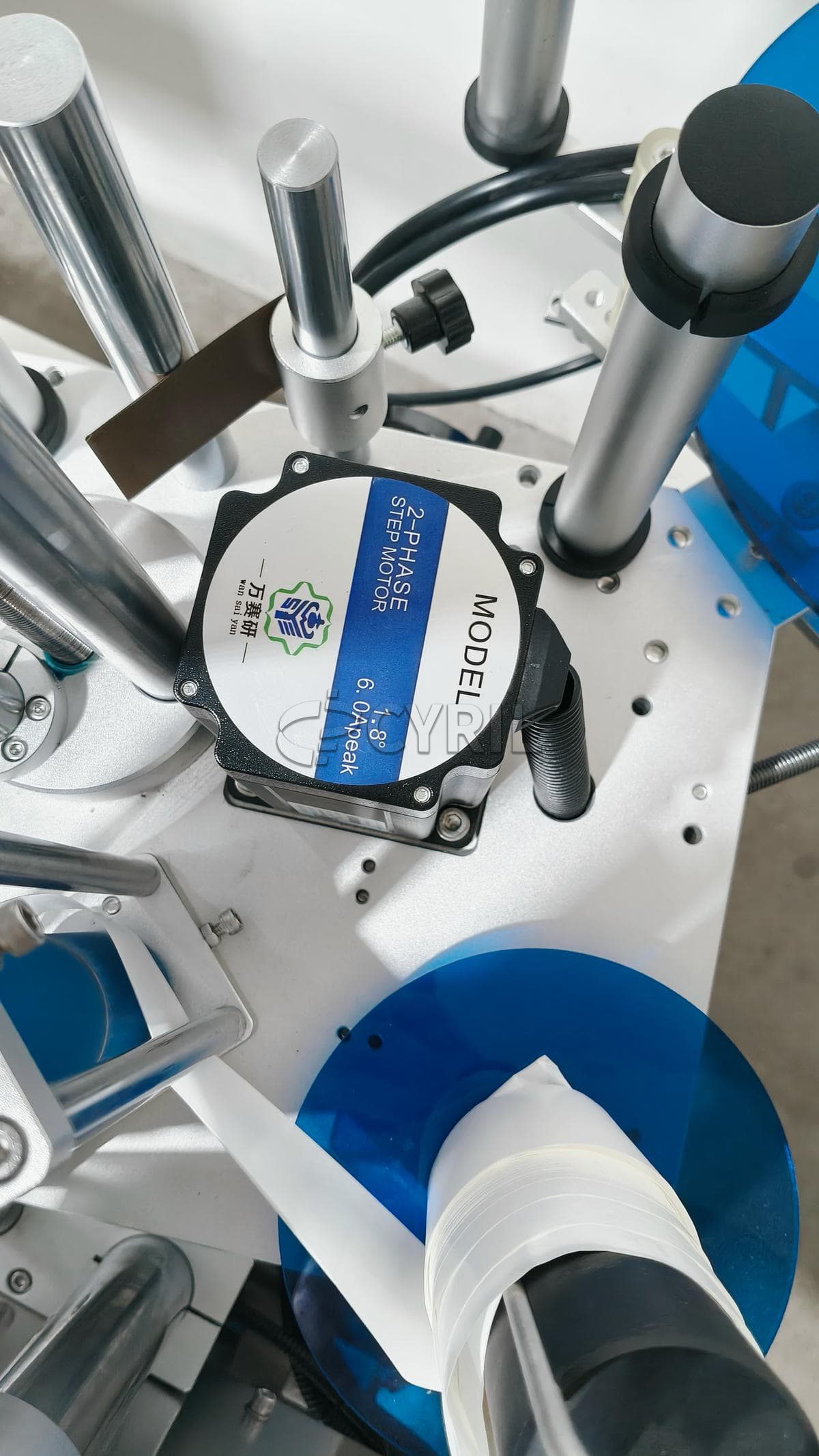 Side labeling machine