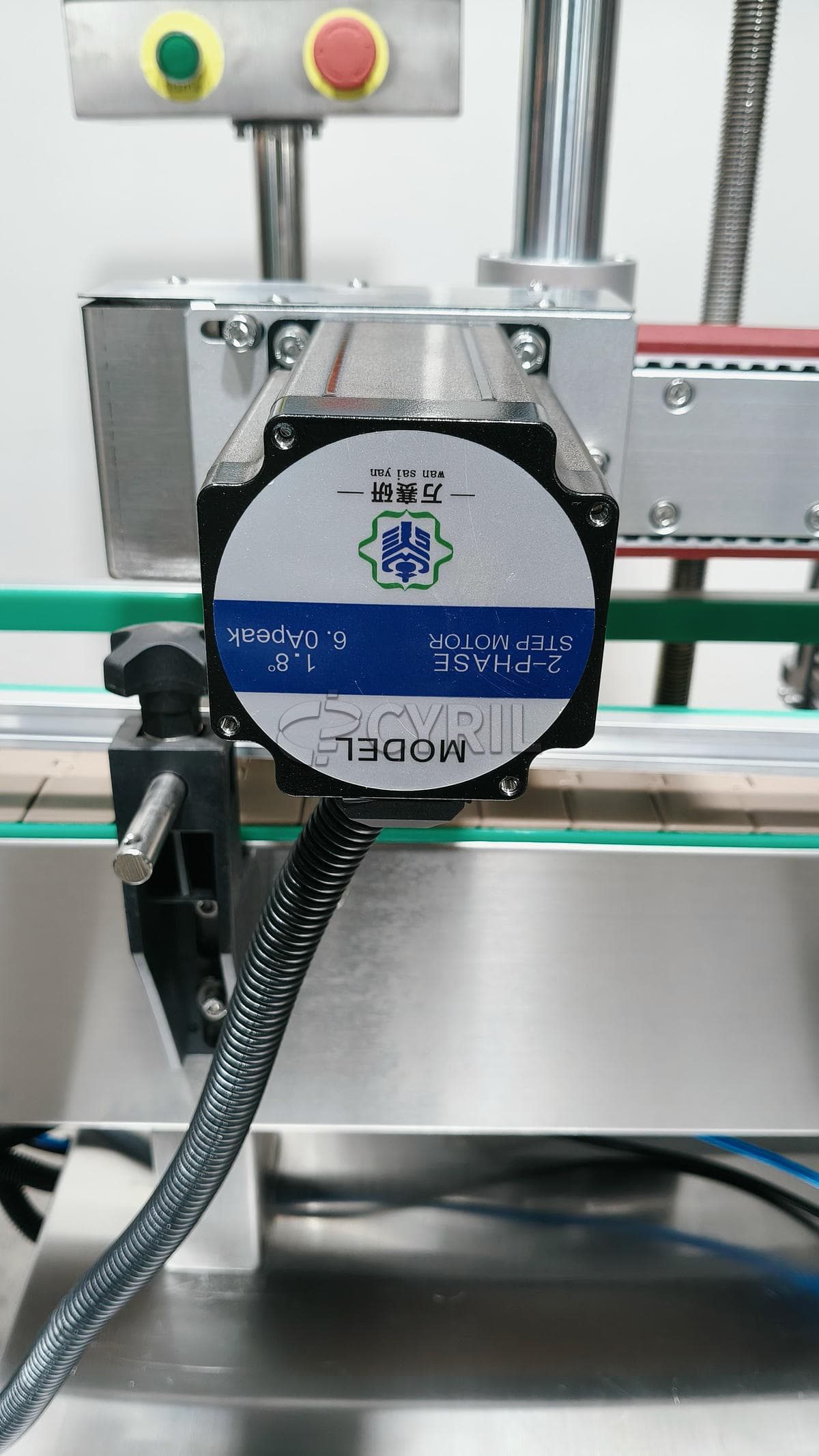 Side labeling machine