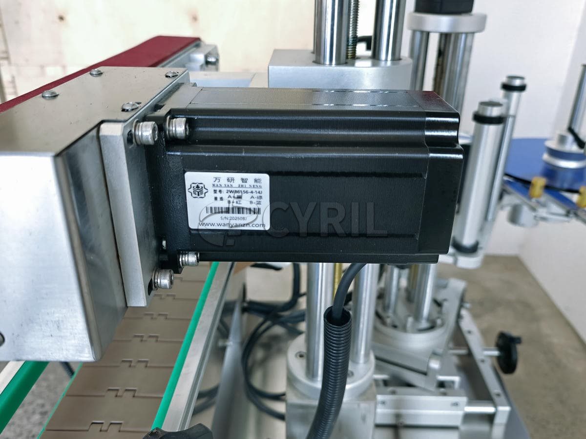 Single side labeling machine