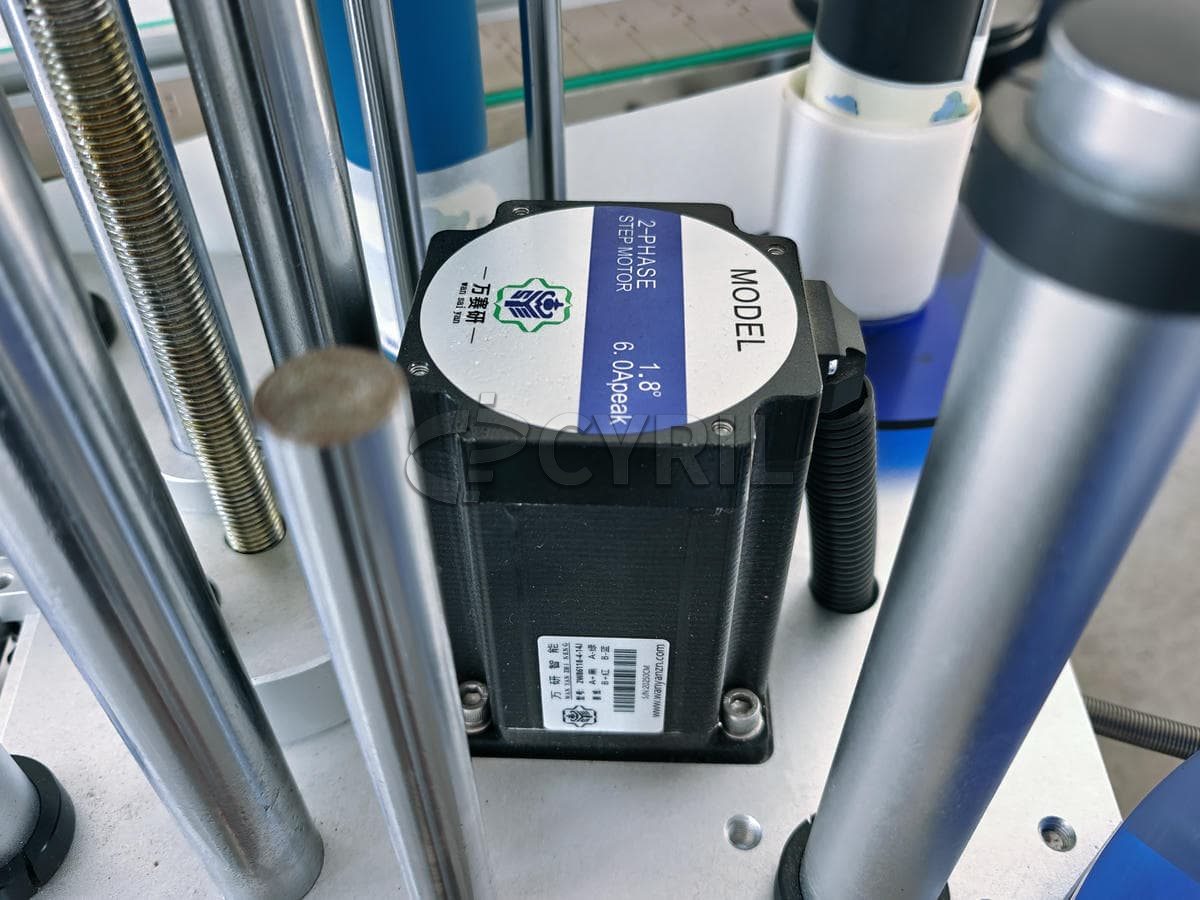 Single side labeling machine
