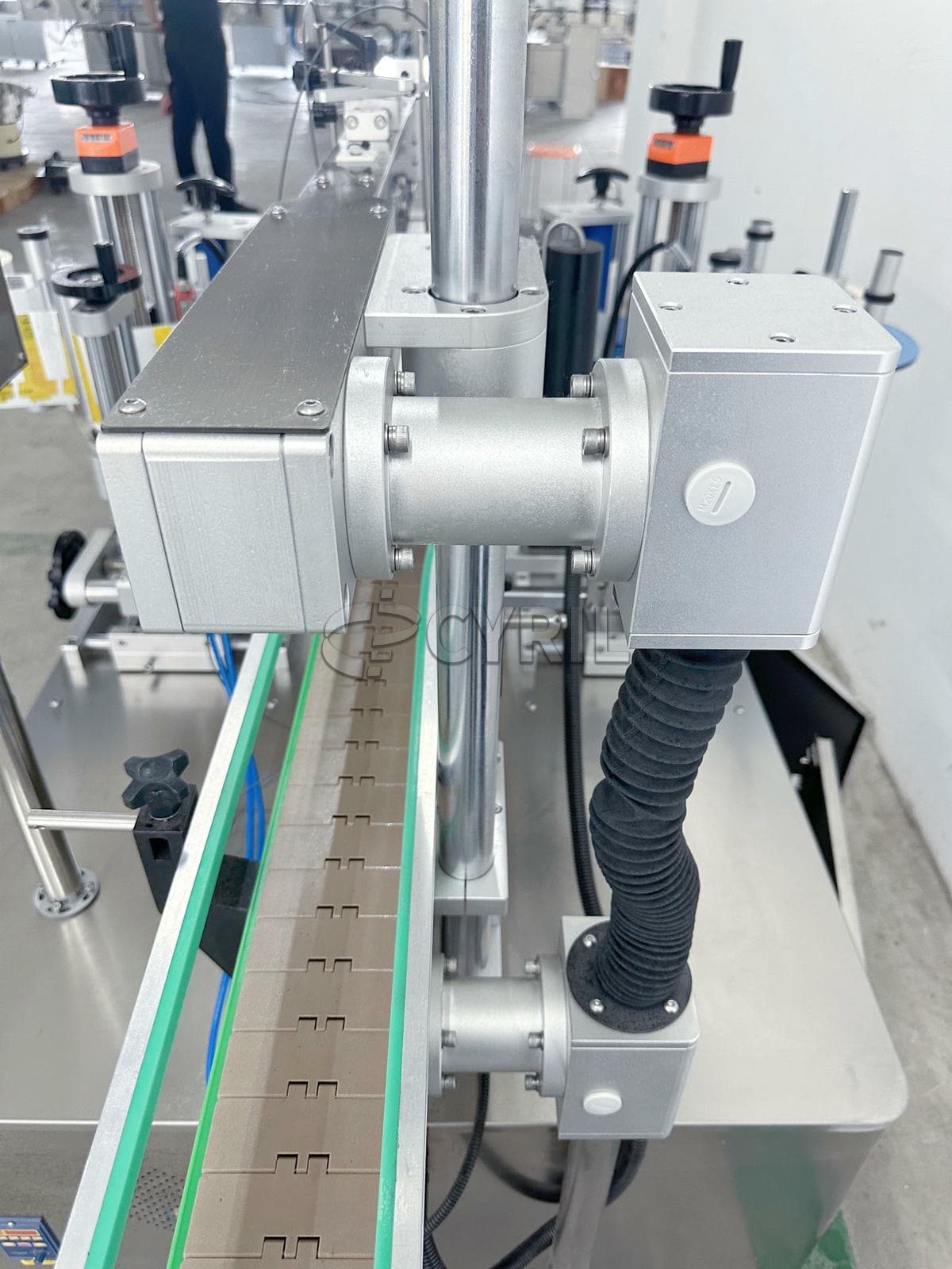 Fully automatic double side labeling machine