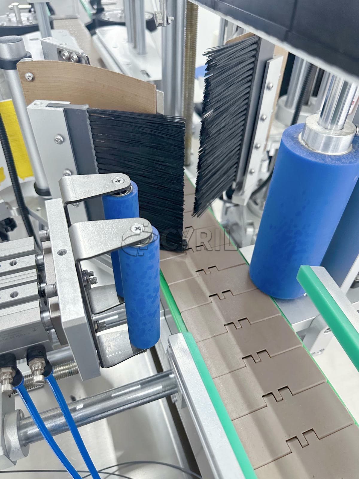 Fully automatic double side labeling machine