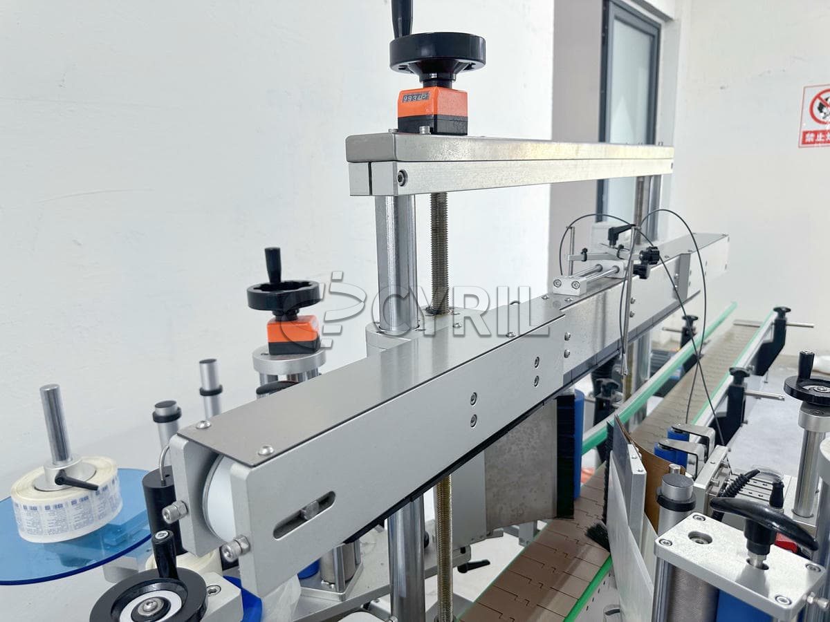 Fully automatic double side labeling machine