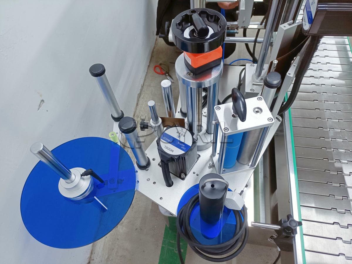 Fully automatic grease barrel labeling machine