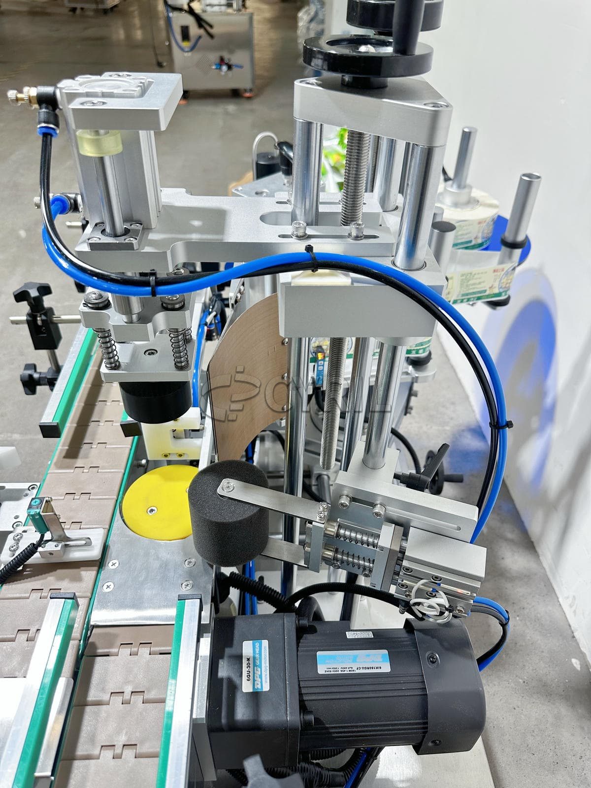 Desktop fully automatic multi-sided bottle labeling machine