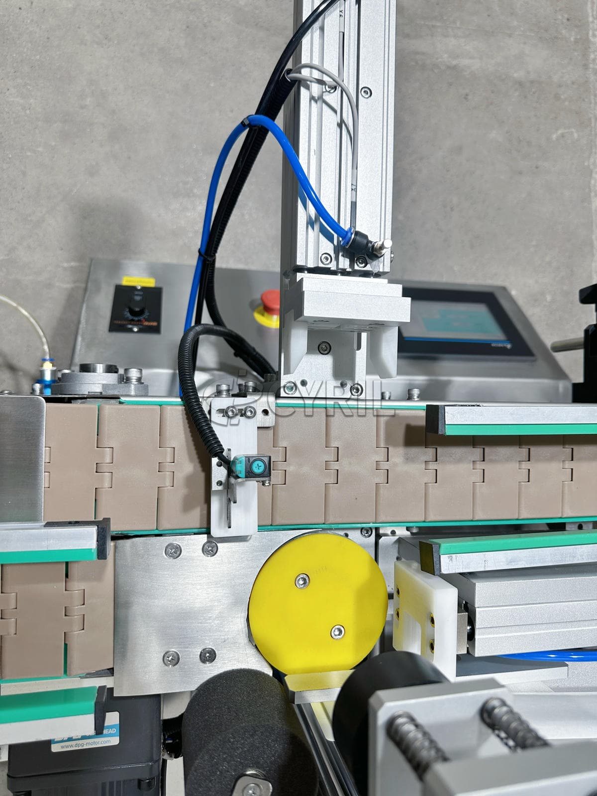 Desktop fully automatic multi-sided bottle labeling machine