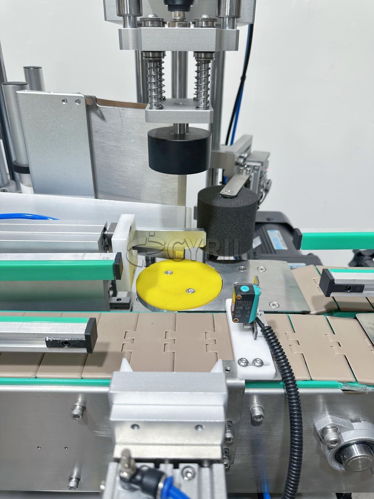 Desktop fully automatic multi-sided bottle labeling machine