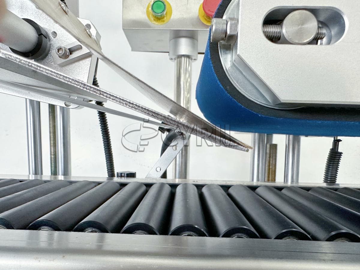 Fully automatic roller flat labeling machine
