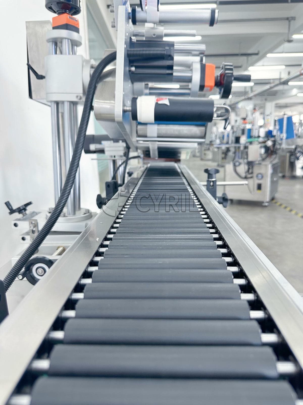 Fully automatic roller flat labeling machine