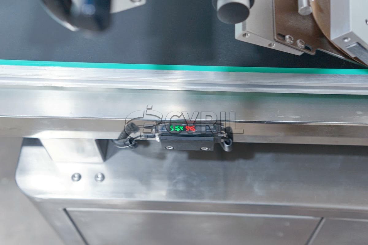 Fully automatic flat labeling machine