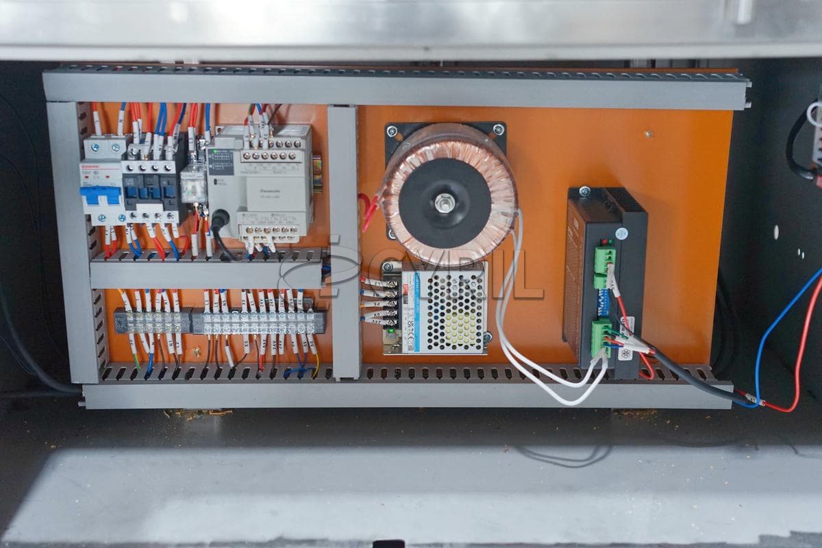 Fully automatic flat labeling machine