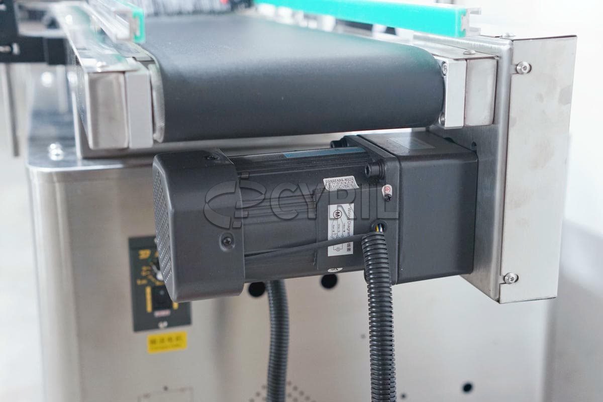 Fully automatic flat labeling machine