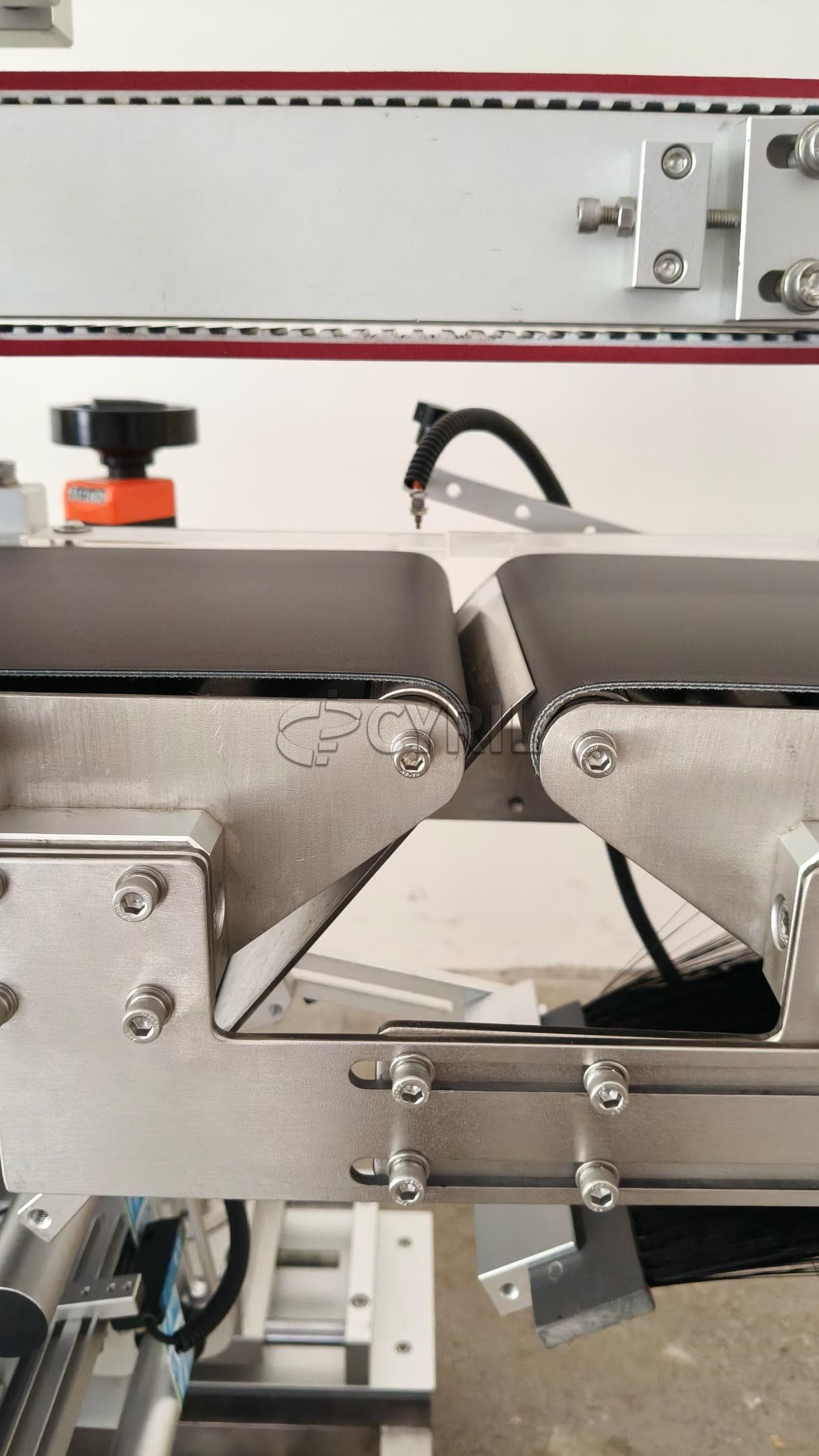 Upper and lower plane labeling machine