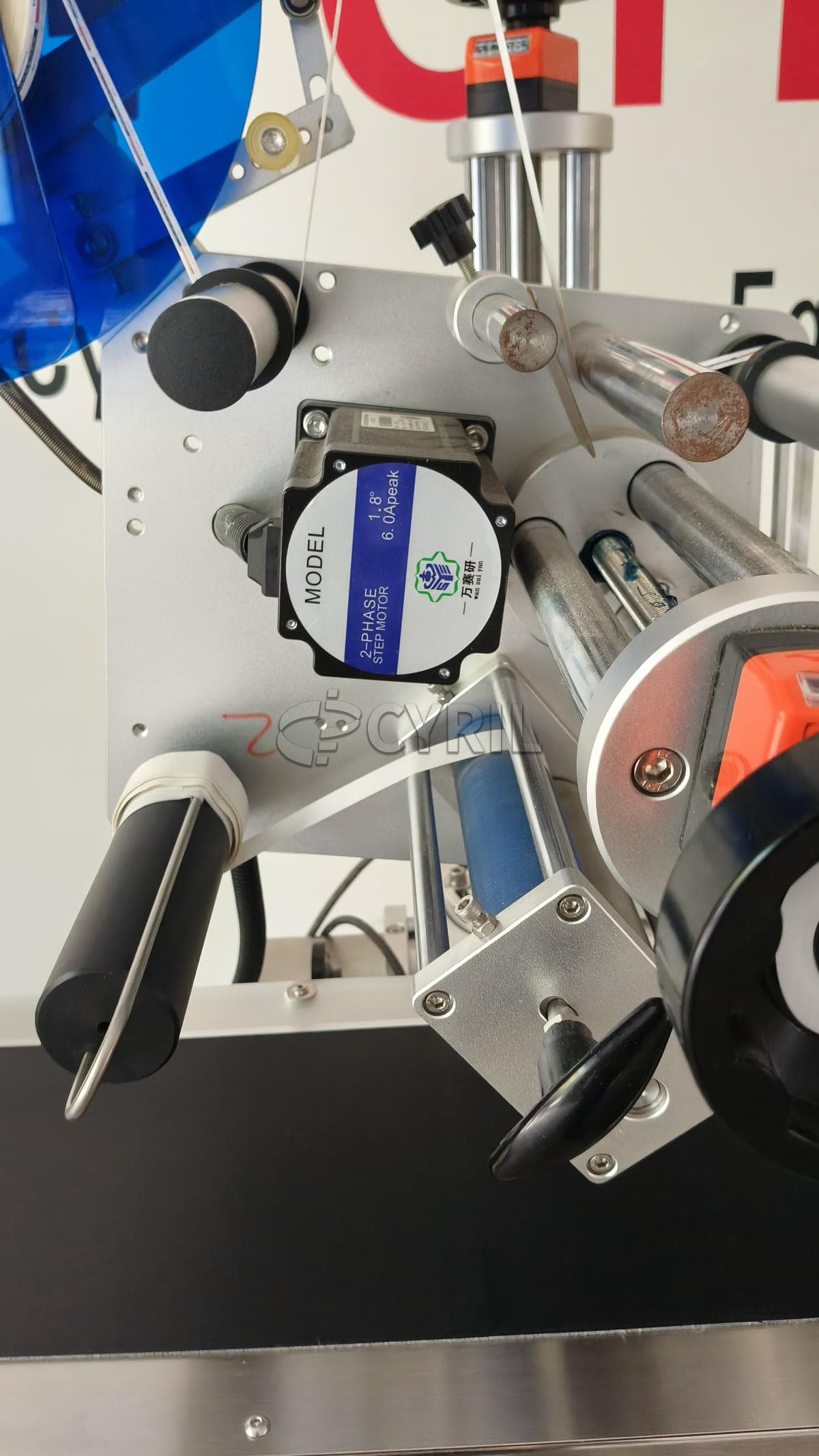 Upper and lower plane labeling machine