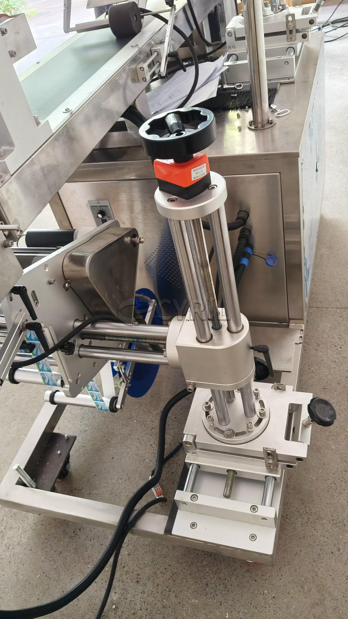 Upper and lower plane labeling machine