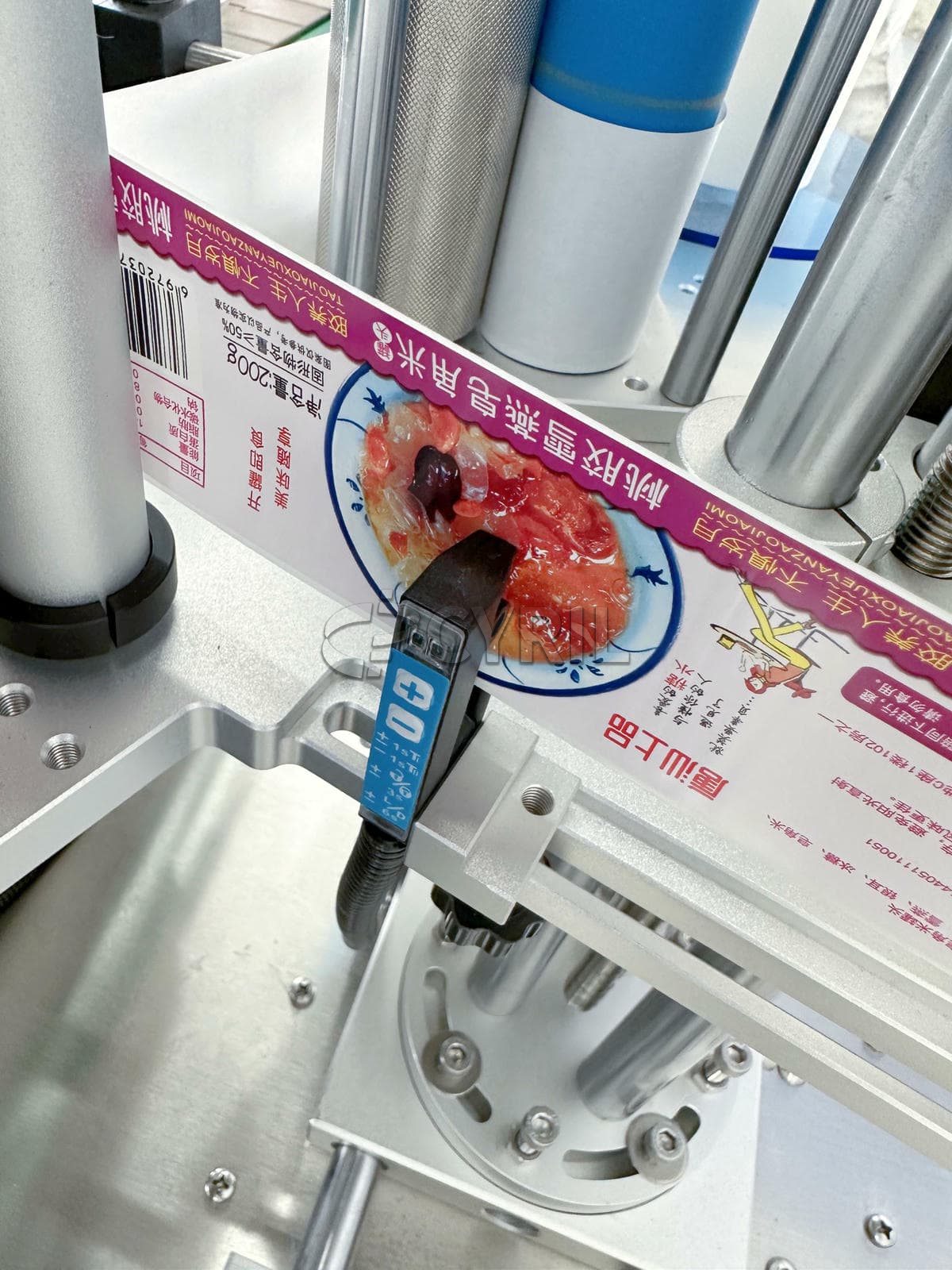 Fully automatic round bottle rolling labeling machine