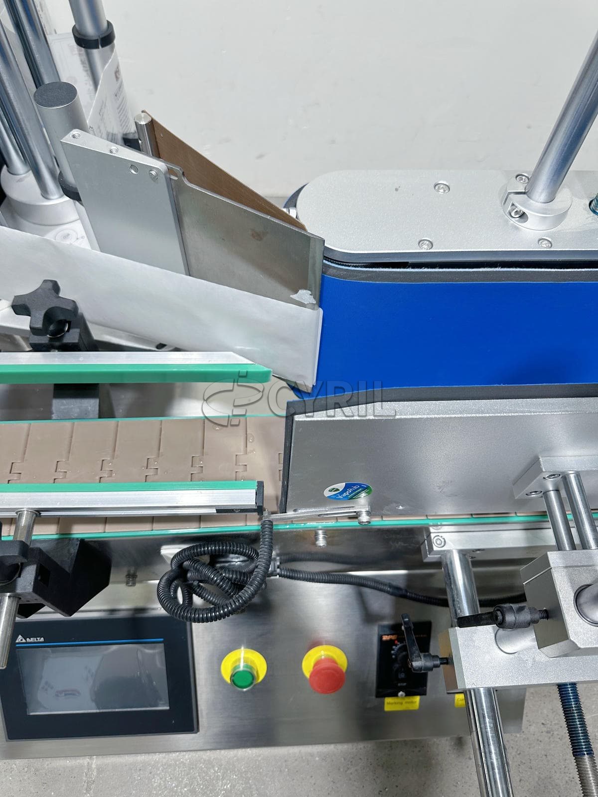 Standard desktop round bottle rolling labeling machine