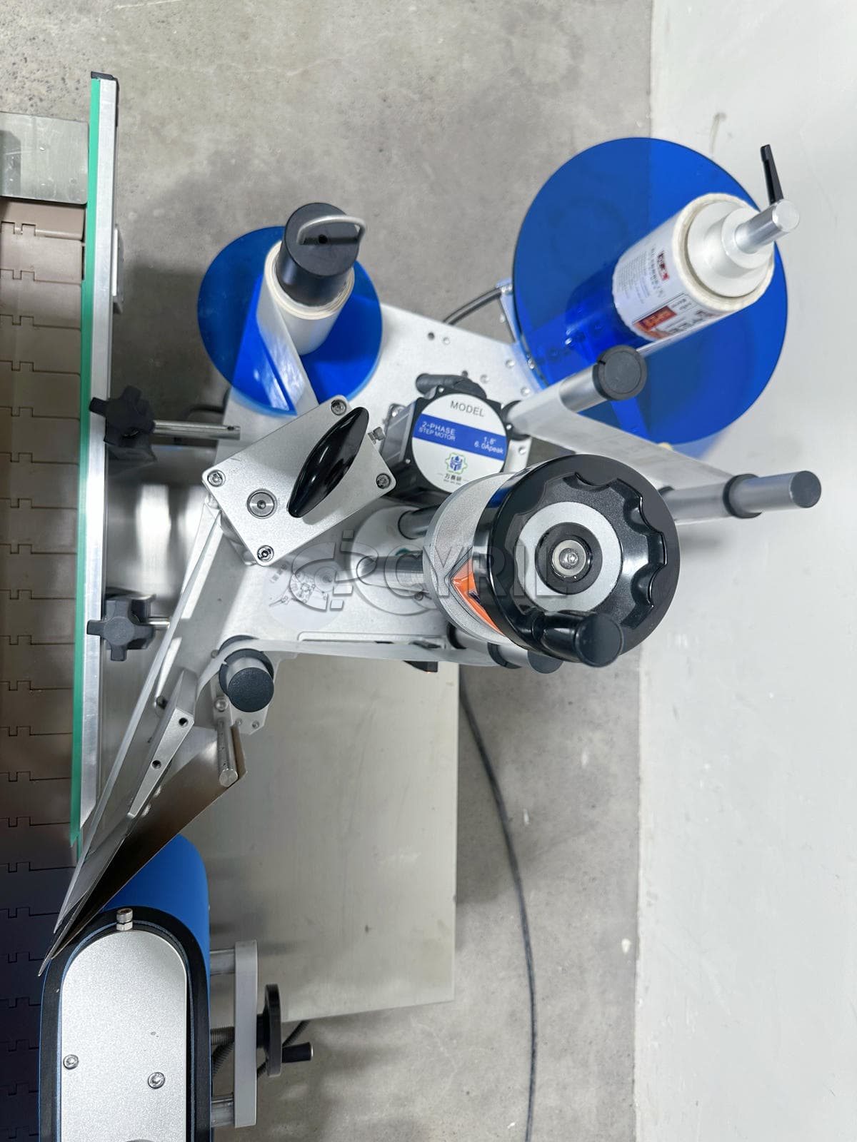 Standard desktop round bottle rolling labeling machine