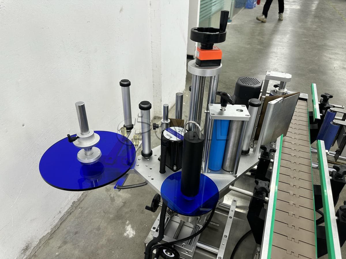 Standard desktop round bottle positioning labeling machine