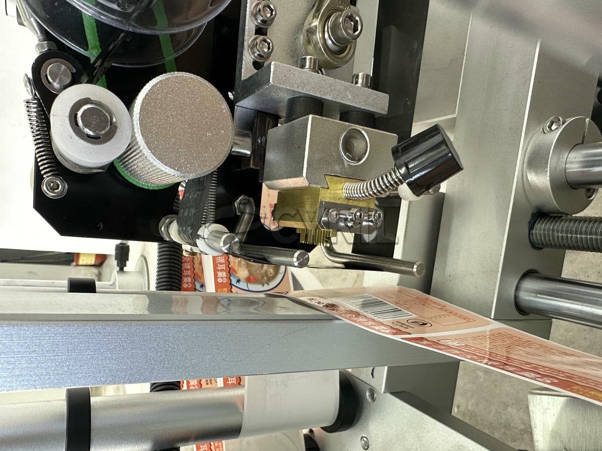 Standard desktop round bottle positioning labeling machine