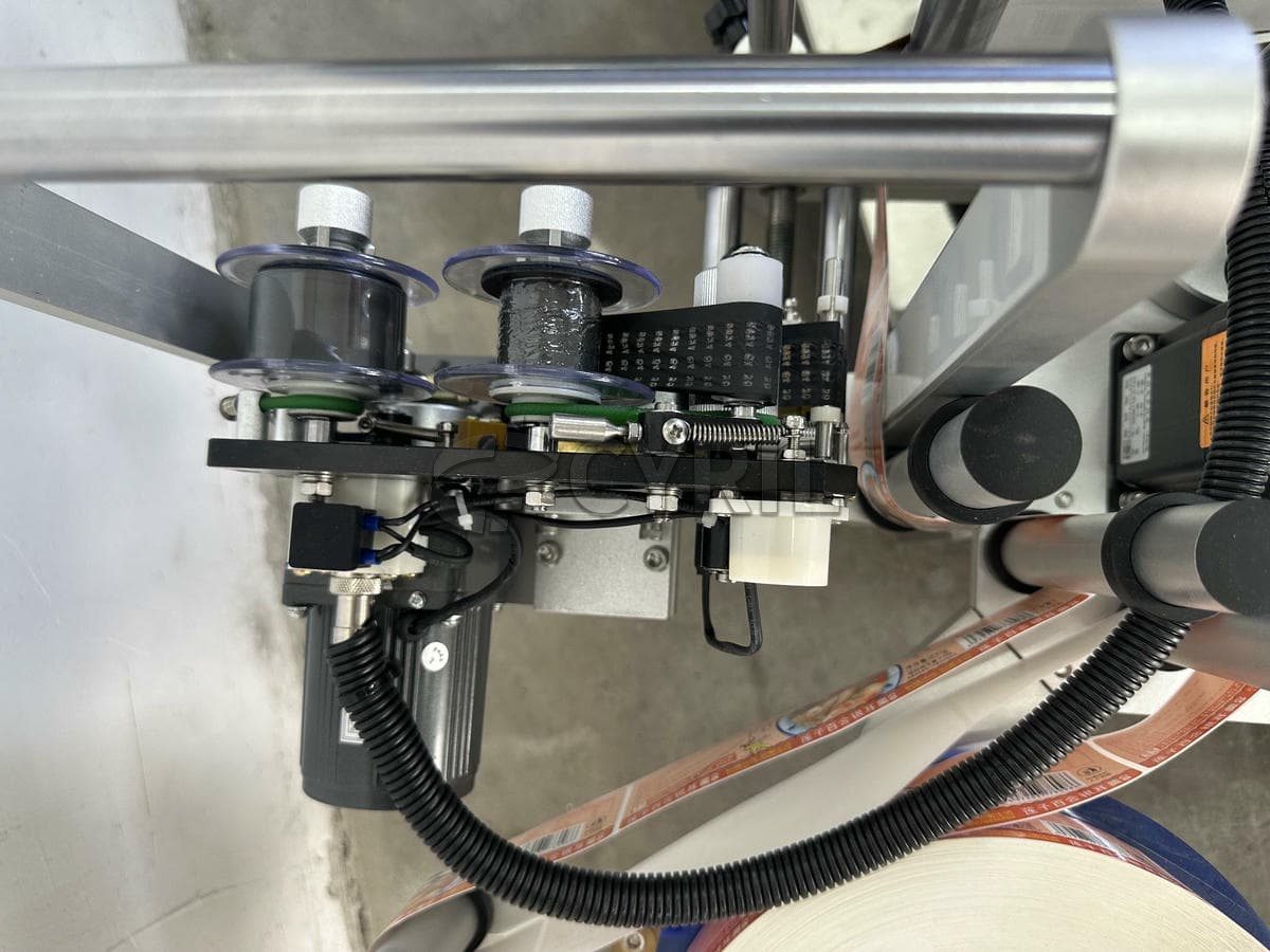 Standard desktop round bottle positioning labeling machine