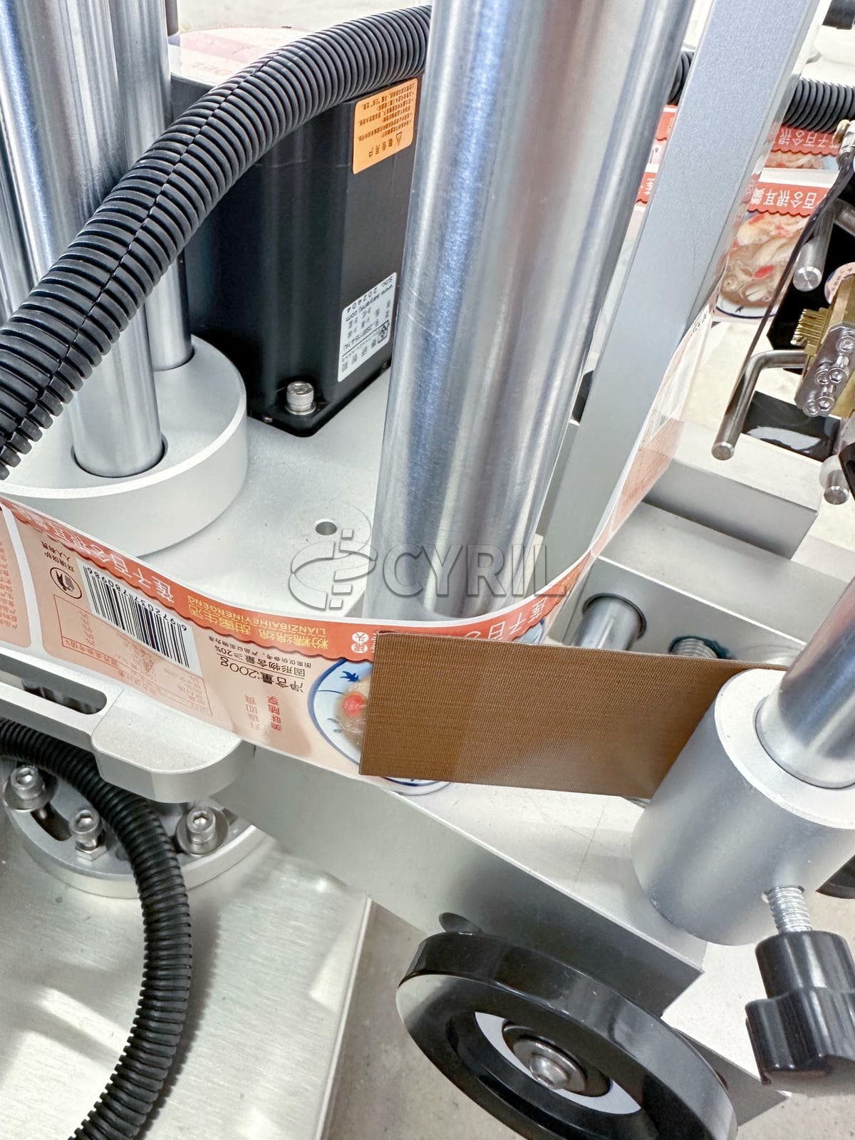 Standard desktop round bottle positioning labeling machine
