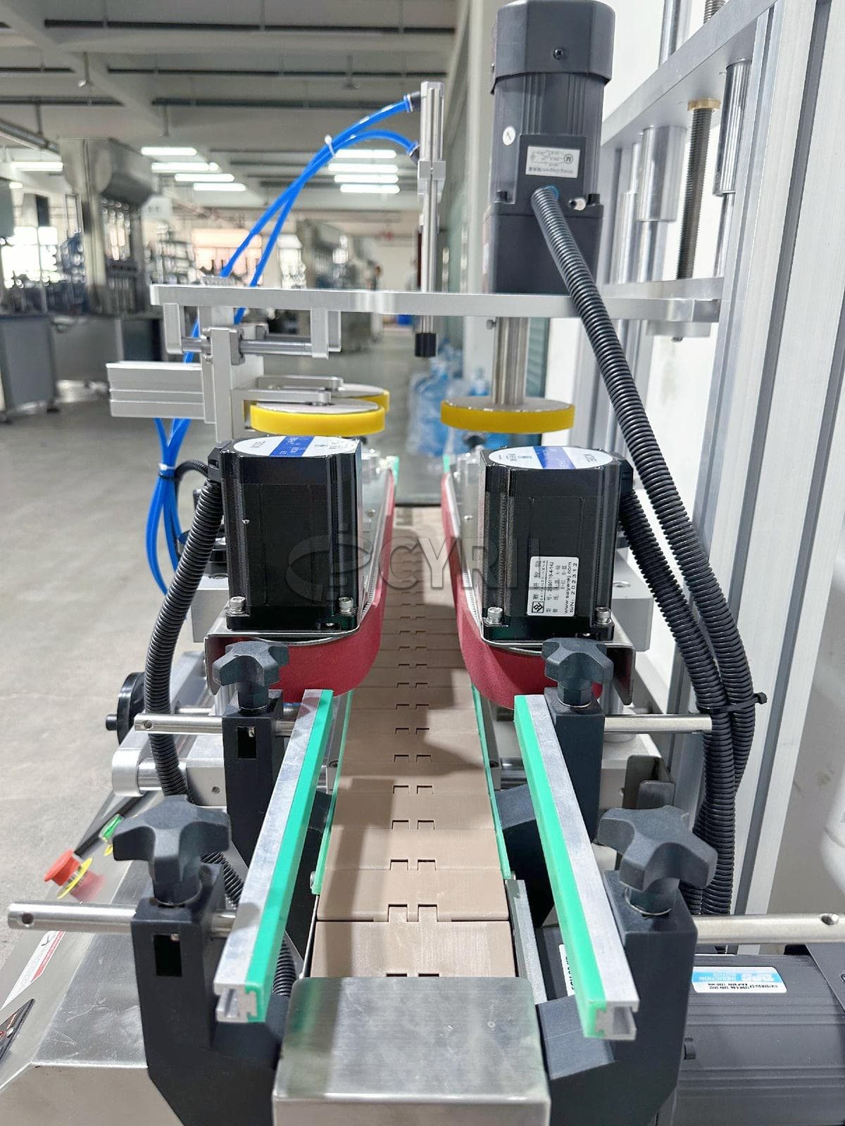 Desktop fully automatic three-wheel capping machine