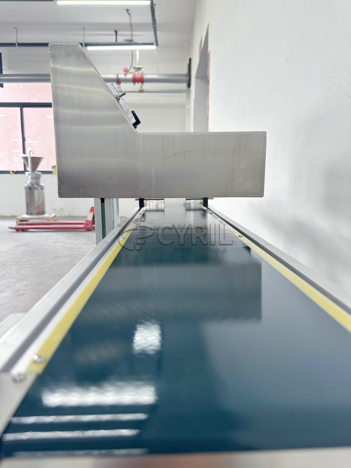 Vertical aluminum foil sealing machine