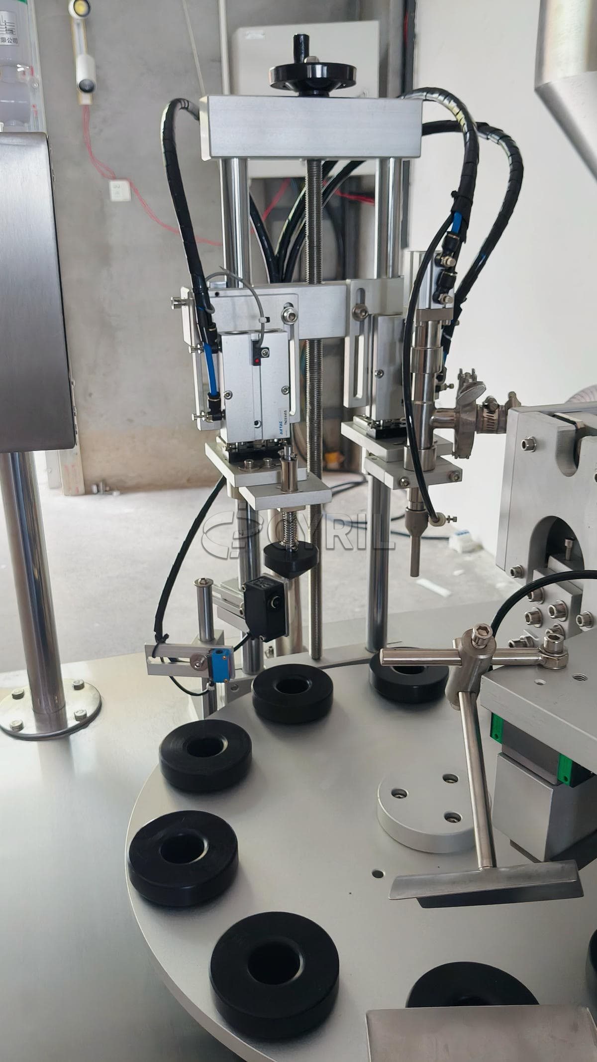 Fully automatic turntable filling and sealing machine