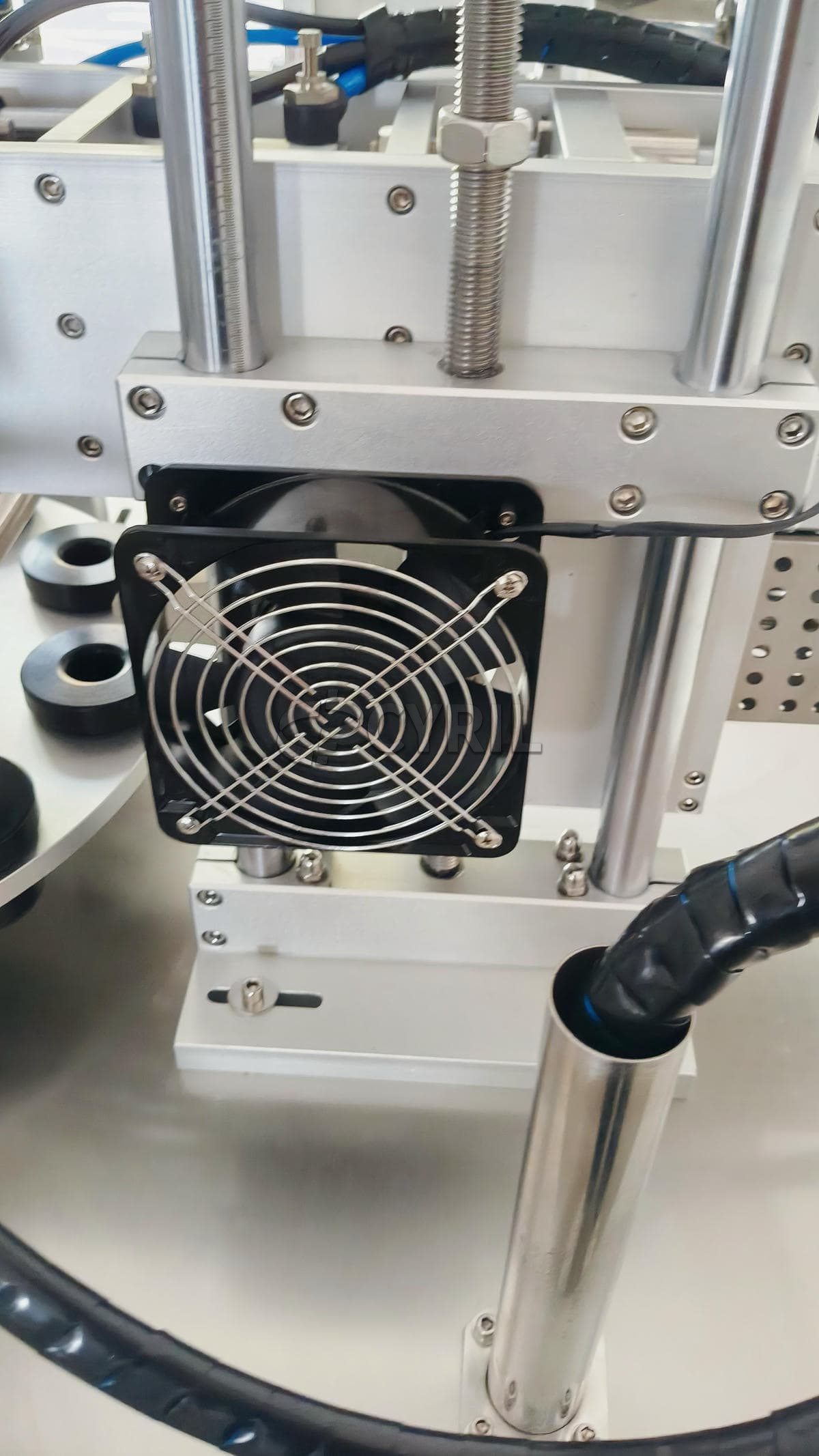 Fully automatic turntable filling and sealing machine