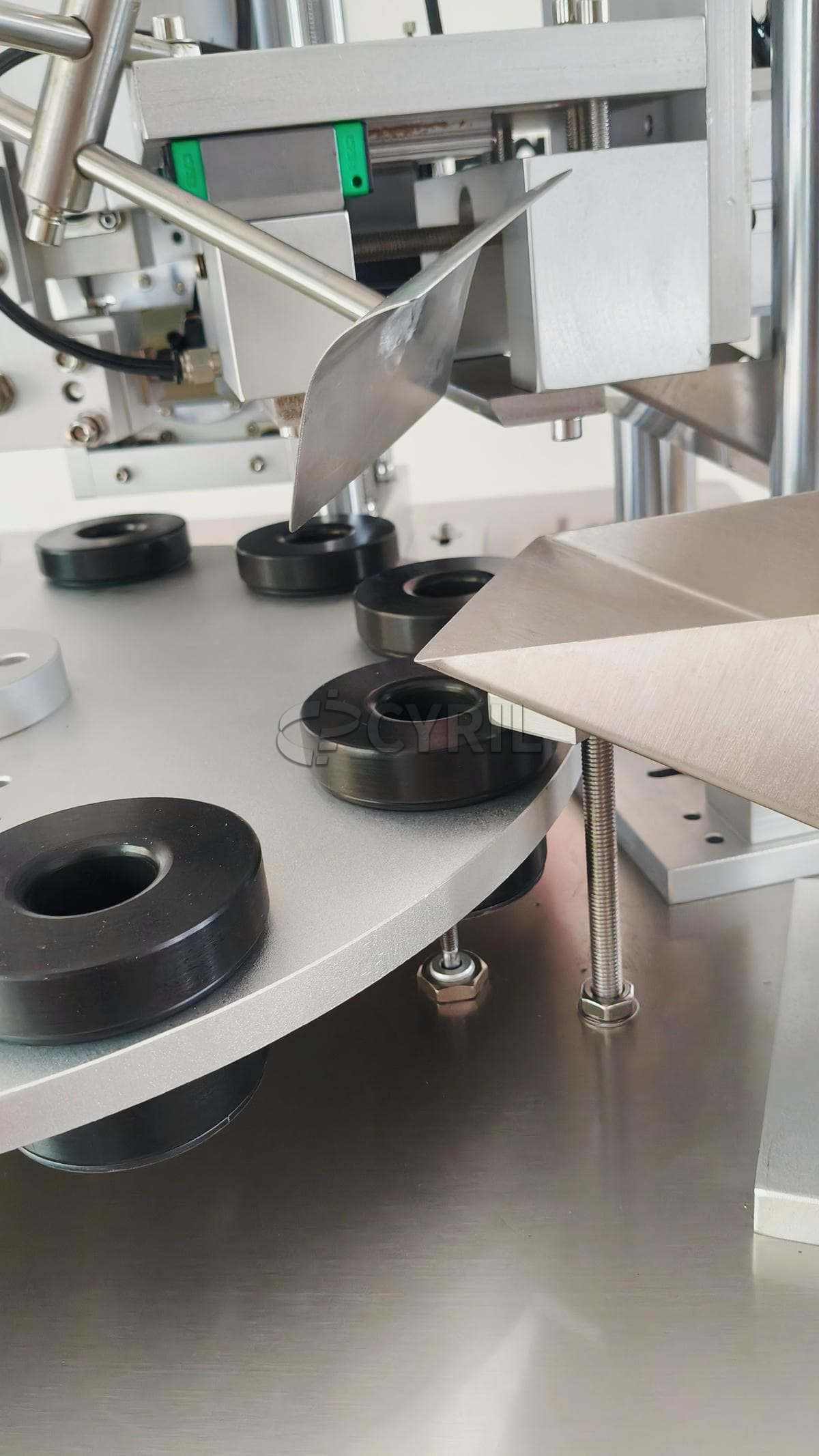 Fully automatic turntable filling and sealing machine