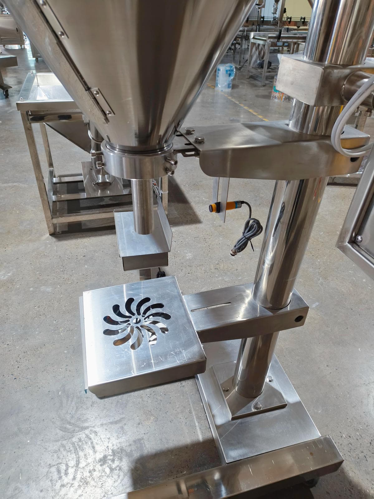 Square bucket loading non-conveyor powder filling machine
