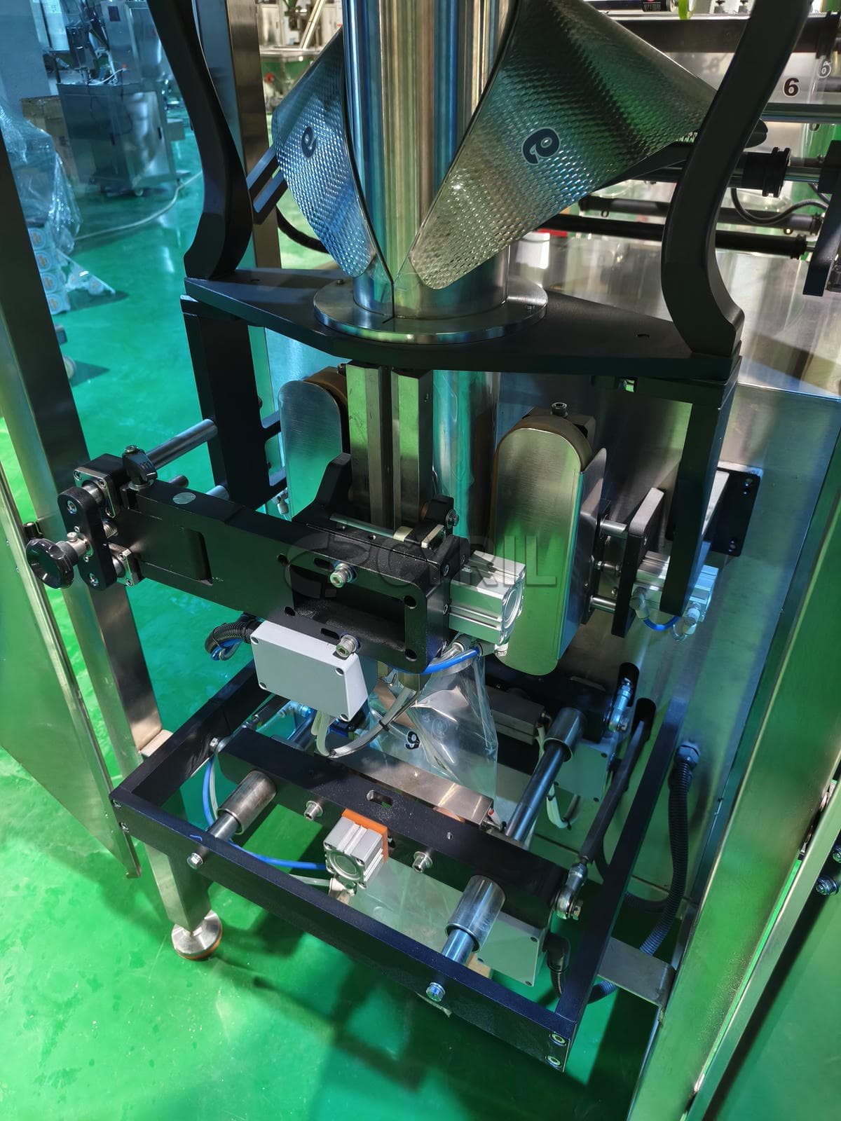 Powder packaging machine + direct push + back seal + round bucket loading