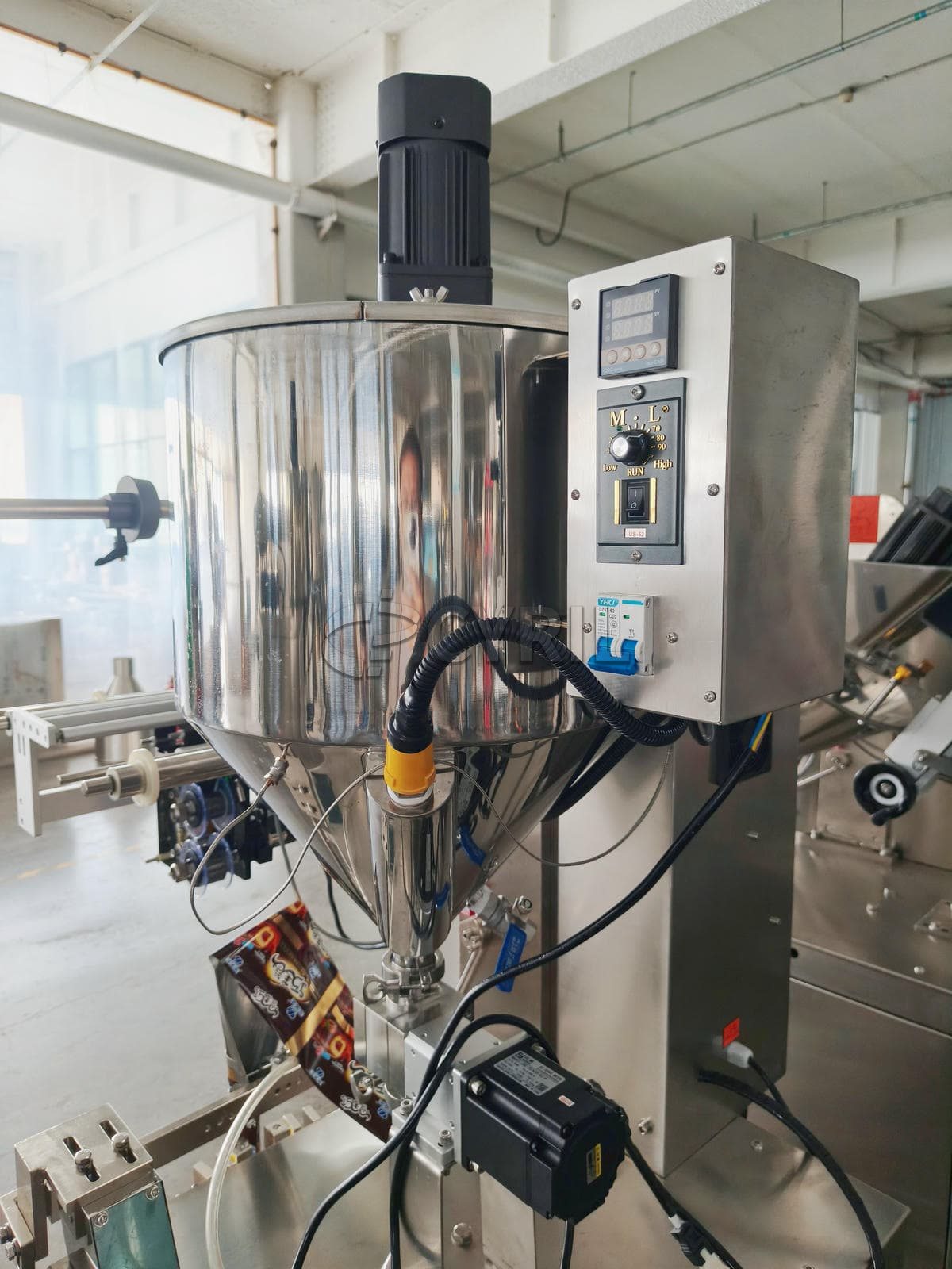 Paste packaging machine + gear pump + round bucket stirring and heating + back sealing
