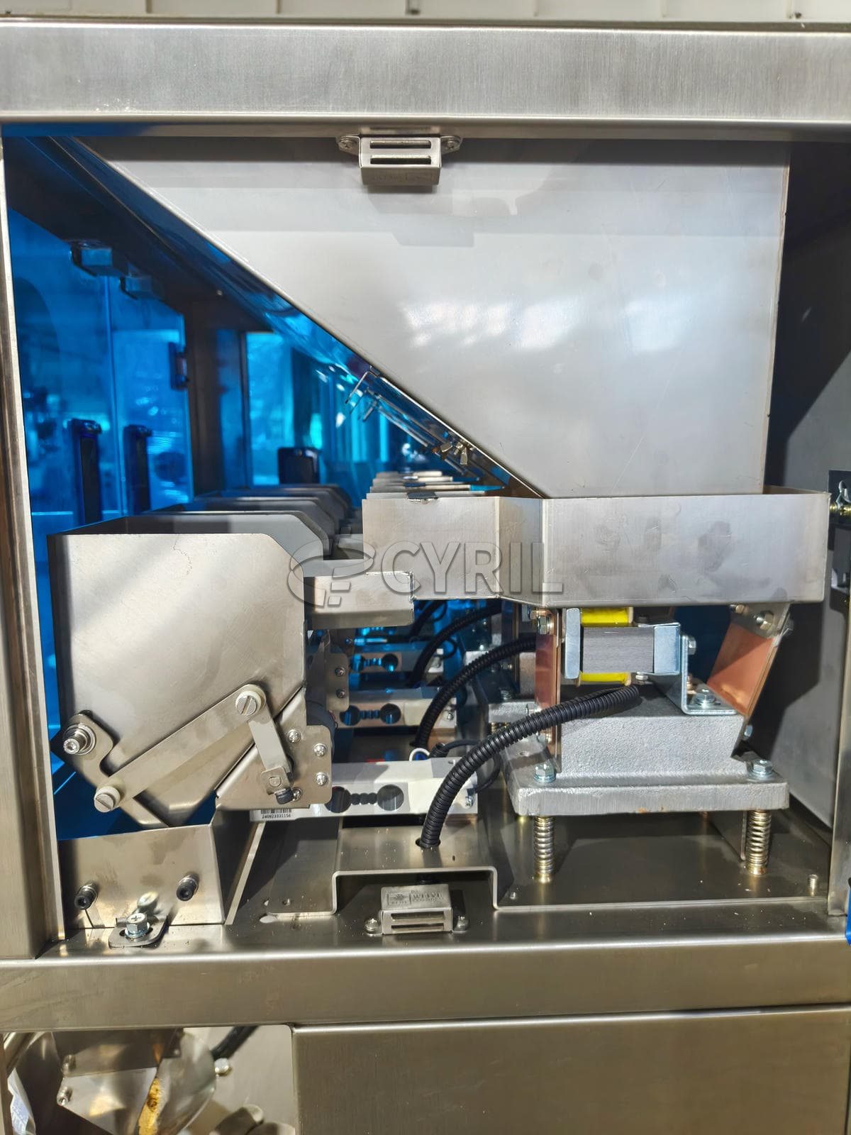 Four-head weighing packaging machine