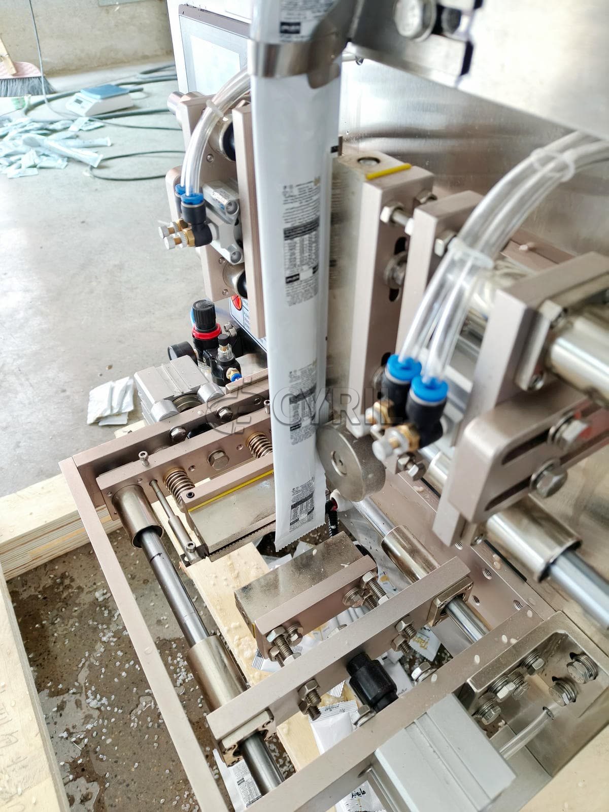 Small magnetic pump granular liquid packaging machine