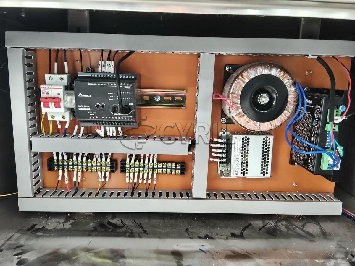 Flat labeling machine