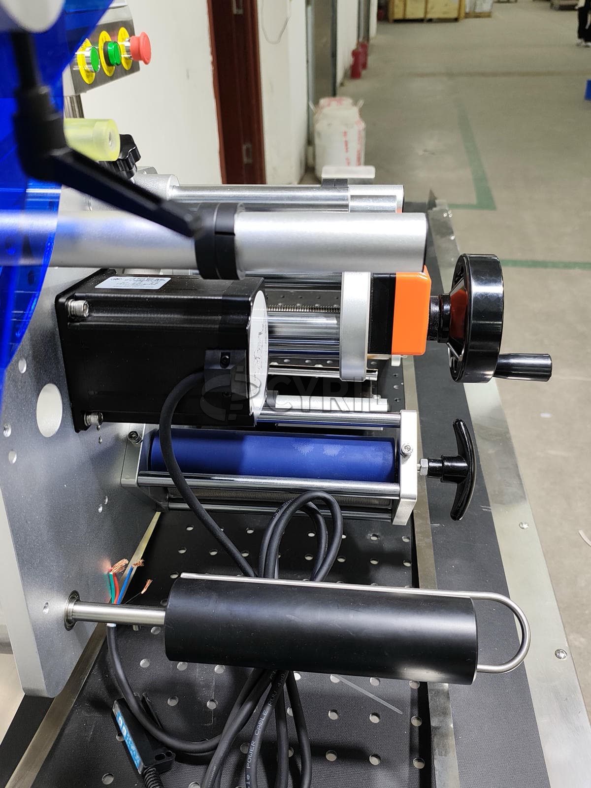 Paging hopper flat labeling machine