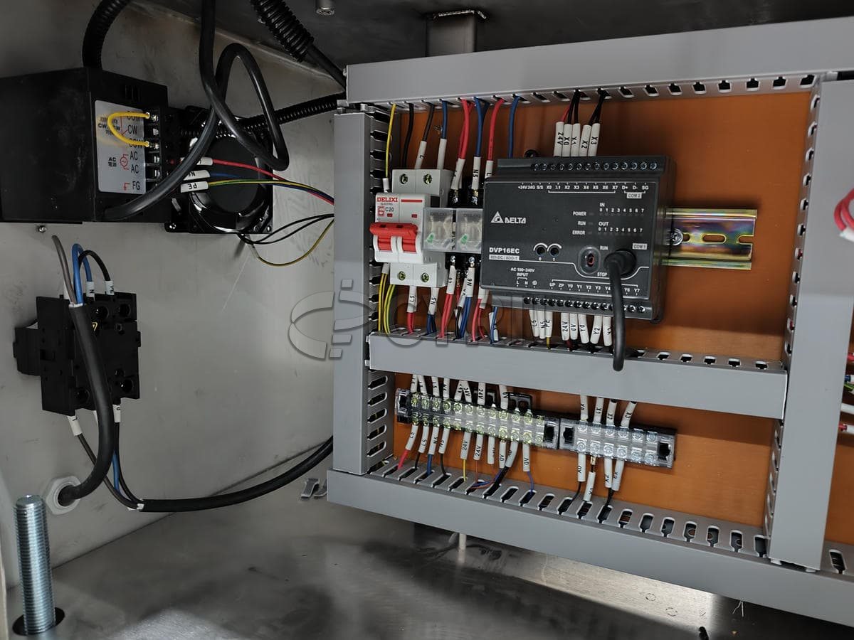Paging hopper flat labeling machine