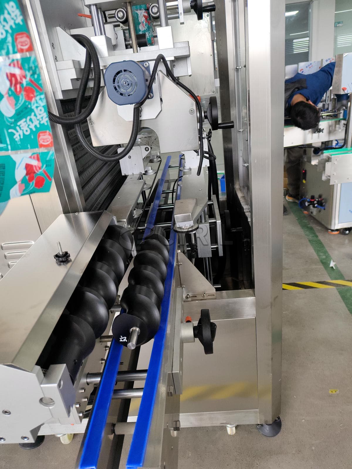Sleeve labeling machine