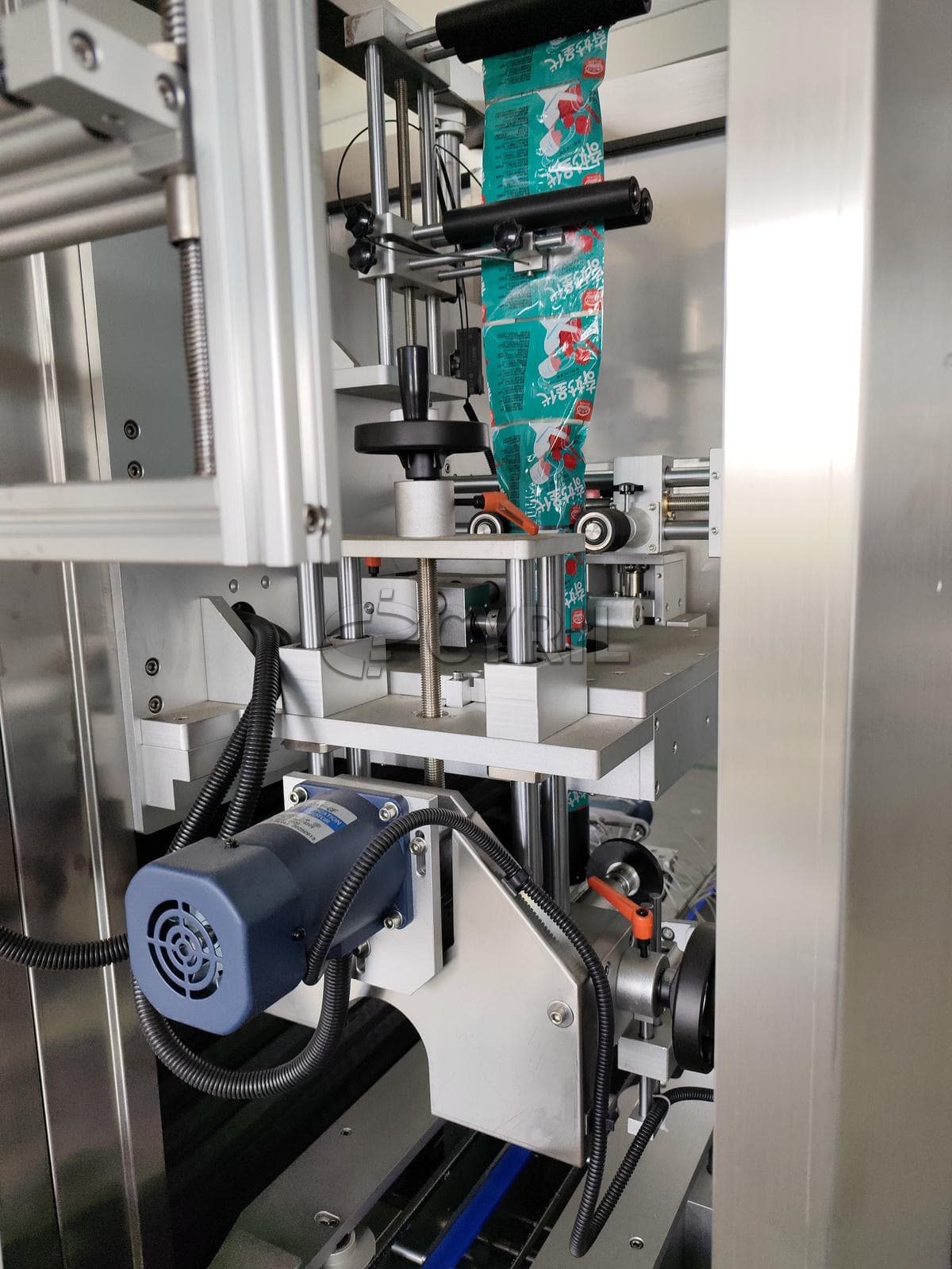 Sleeve labeling machine